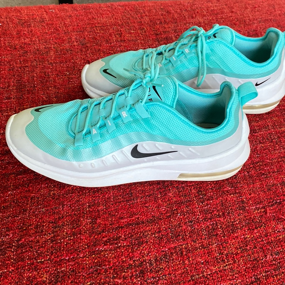 Nike womans air max size 12, used item and very good condition.